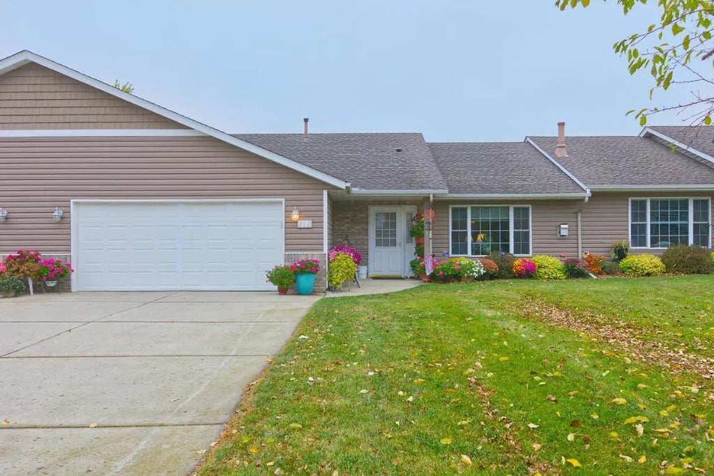 212 Linden Avenue W, Winsted