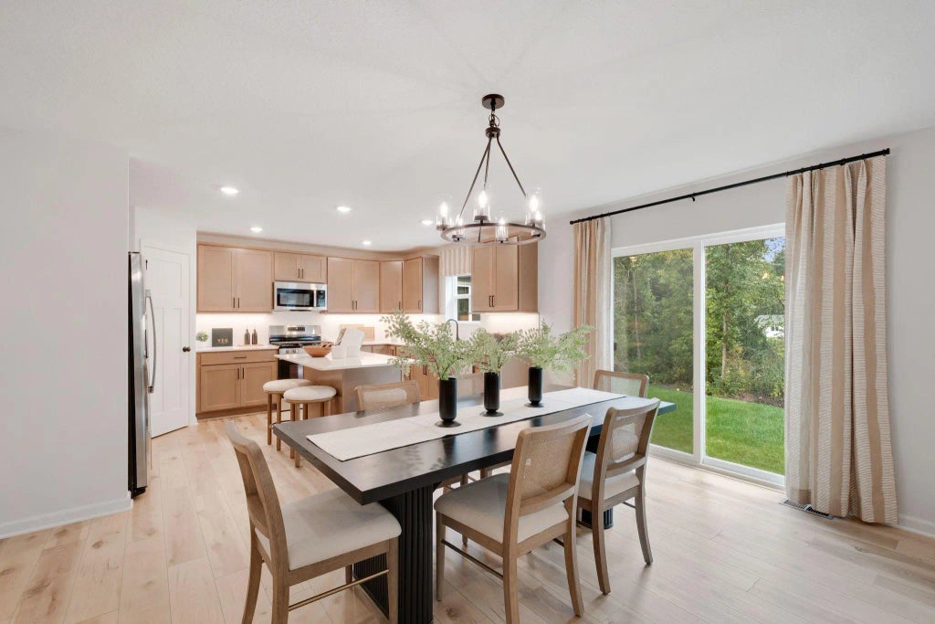 1093 Annagaire Curve, Rosemount