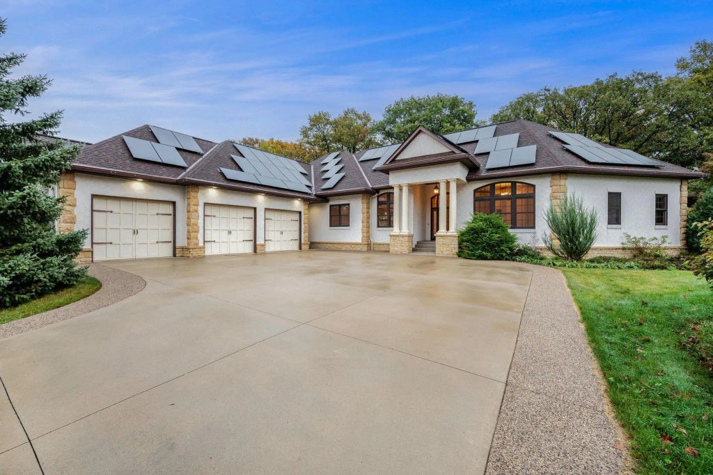 221 Woodhill Court, Mankato