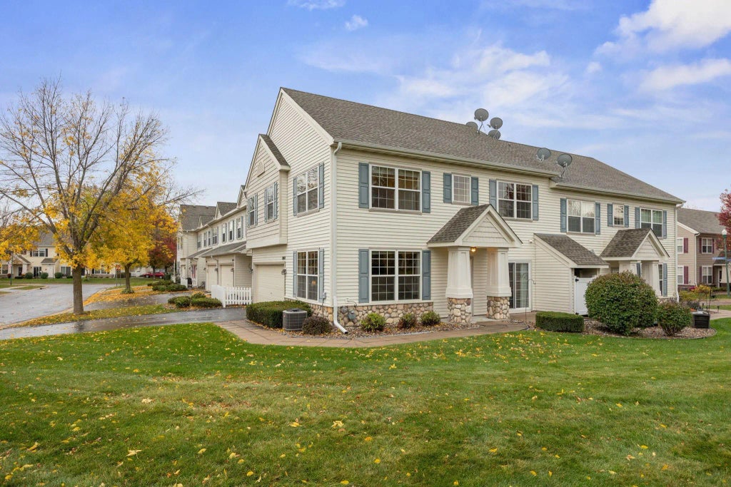 2010 Stahlke Way, Chaska