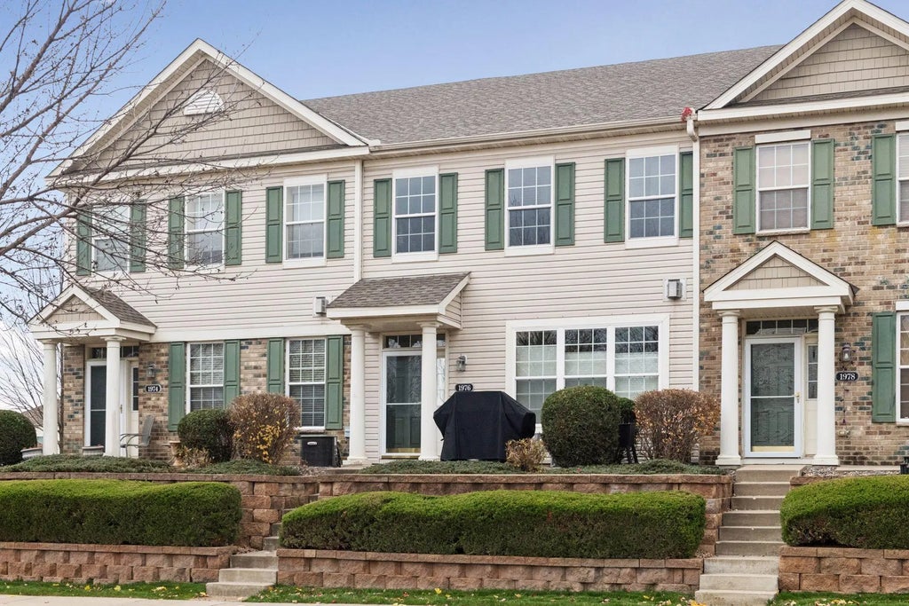 1976 Clover Ridge Drive, Chaska