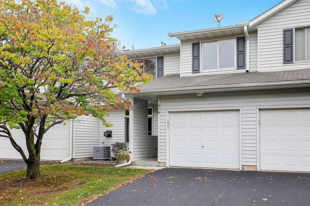 516 Roundhouse Street, Shakopee