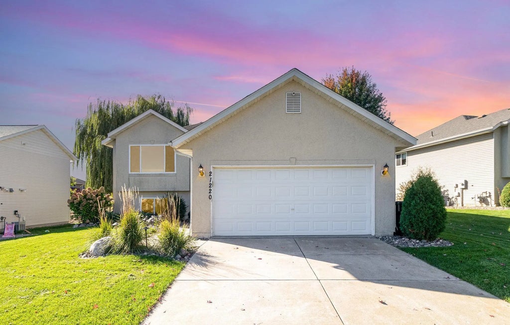 21220 Ilavista Way, Lakeville