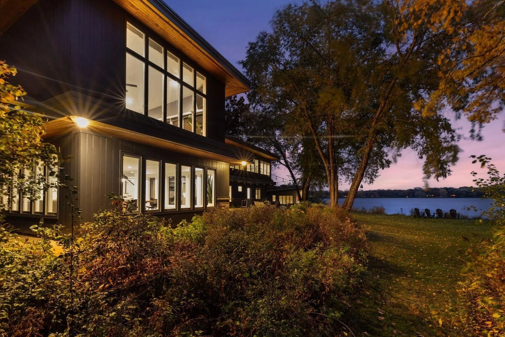 10 W Shore Road, North Oaks