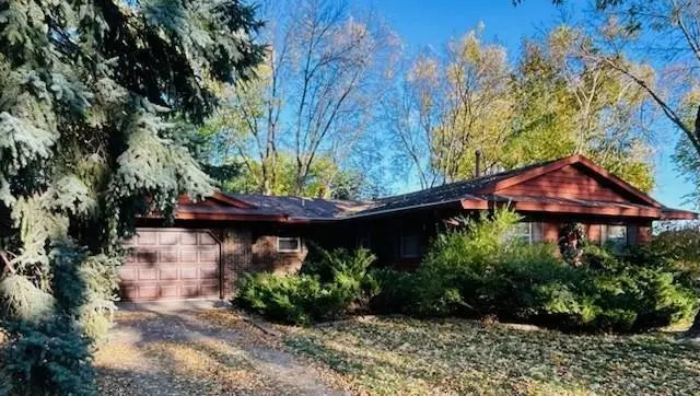 1415 Crest Drive, Chaska