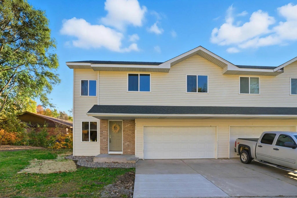 8833 Walnut Place, Rockford