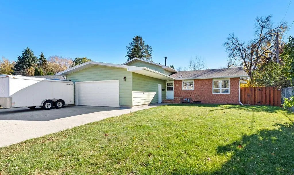 2807 Edgewood Drive N, Fargo