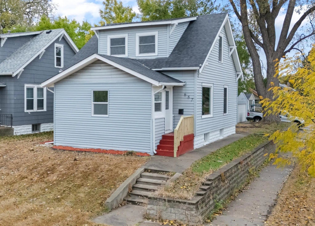 687 Lexington Parkway N, Saint Paul