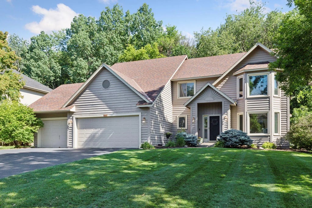 212 Geneva Boulevard, Burnsville