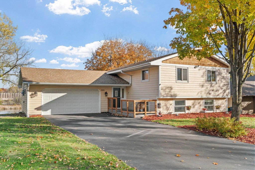 2604 Lake Shore Avenue, Little Canada