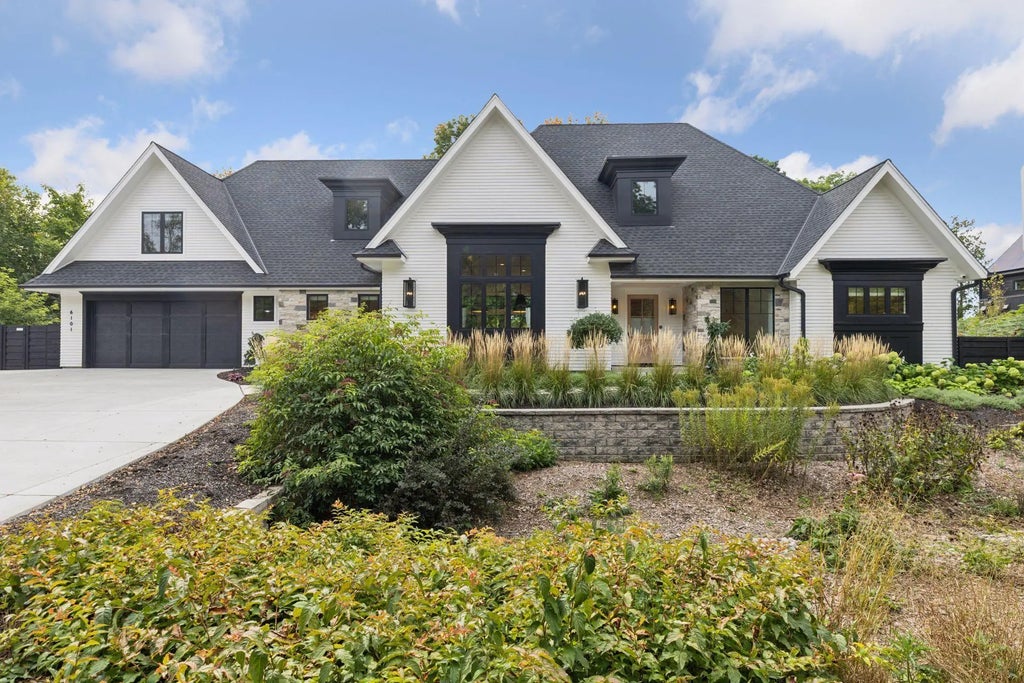 6101 Blake Circle, Edina