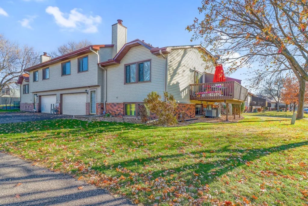 8576 S Maplebrook Circle, Brooklyn Park