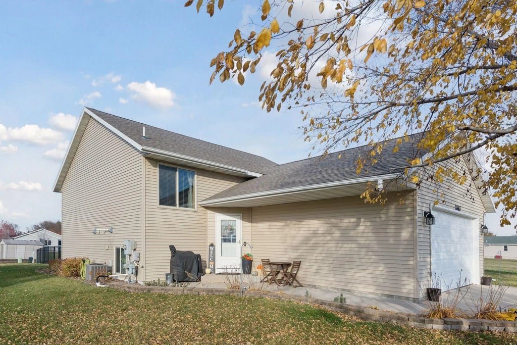 1863 Island View Circle, Hutchinson