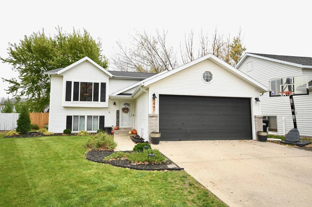 1447 Elmwood Court, West Fargo