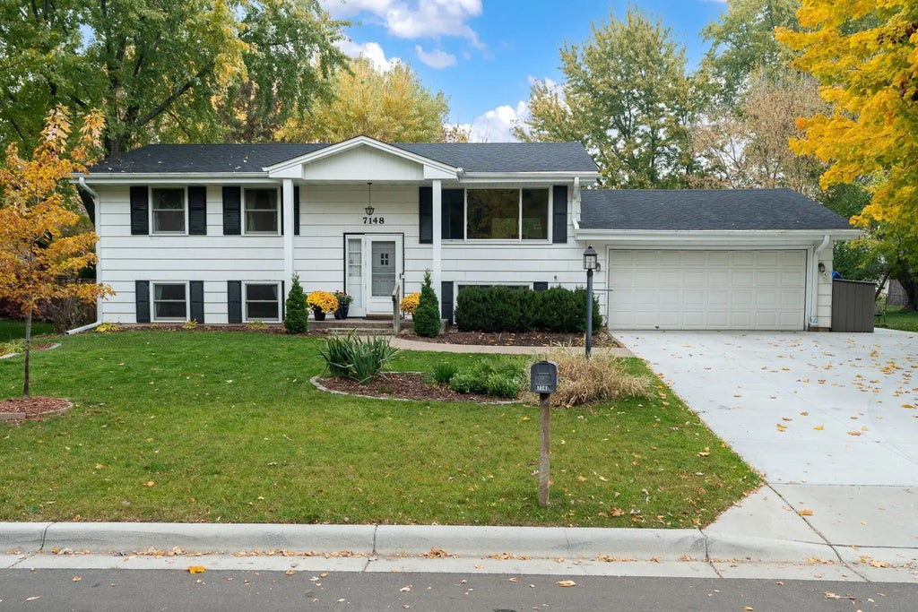 7148 Victoria Road, Woodbury