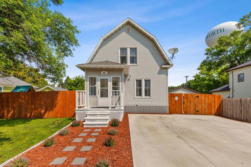 306 Center Avenue E, Dilworth