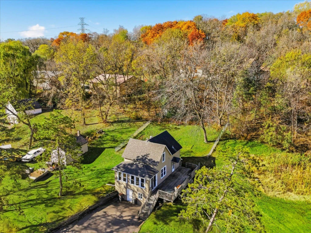 700 Main Street W, Carver