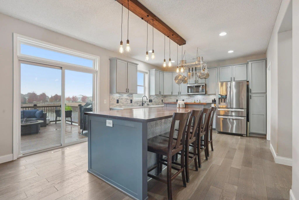 4590 Empress Way N, Hugo