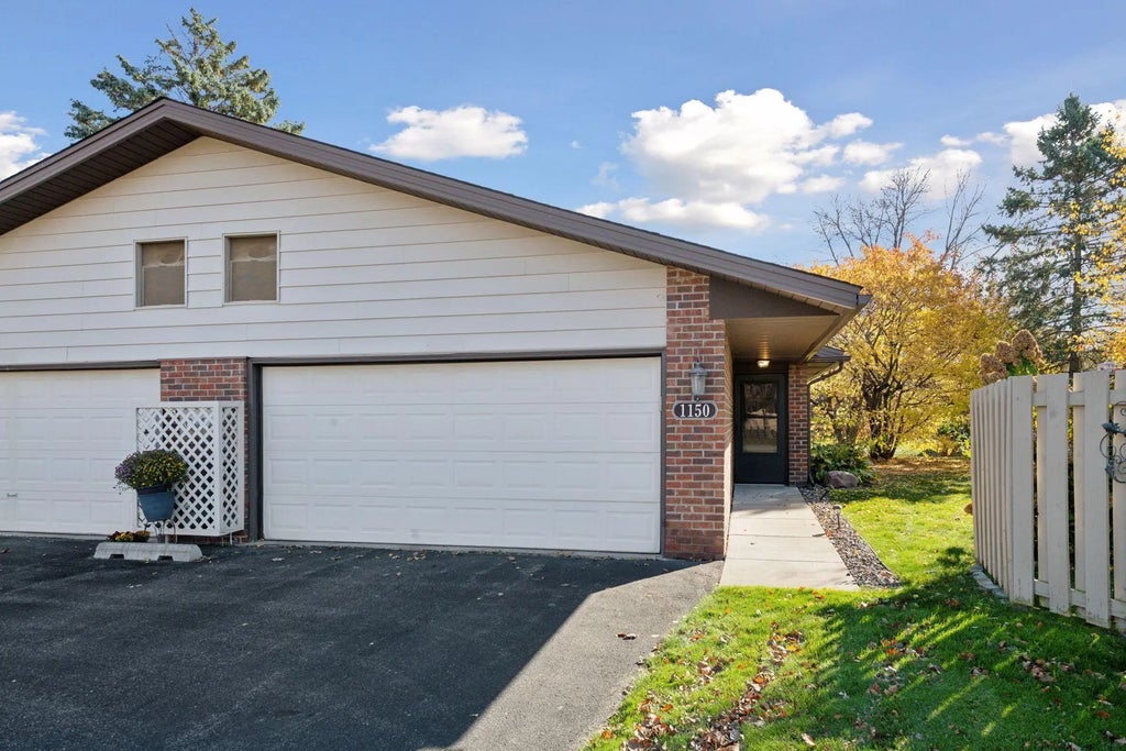 1150 Black Oaks Lane N, Plymouth