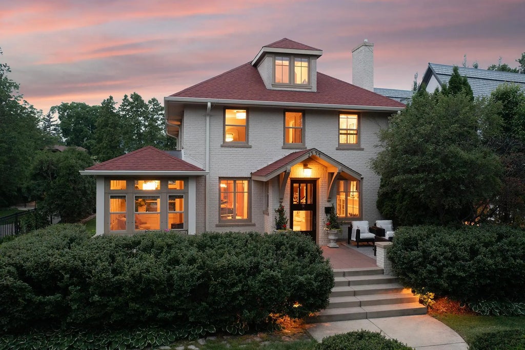 2554 W Lake Of The Isles Parkway, Minneapolis