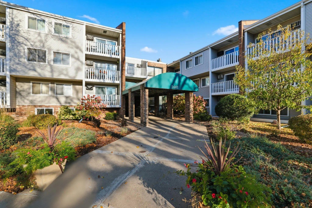 1601 N Innsbruck Drive 220ne, Fridley