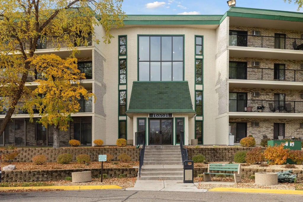 10501 Cedar Lake Road 206, Minnetonka