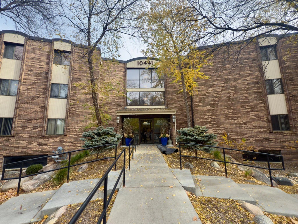 10441 Greenbrier Road 303, Minnetonka