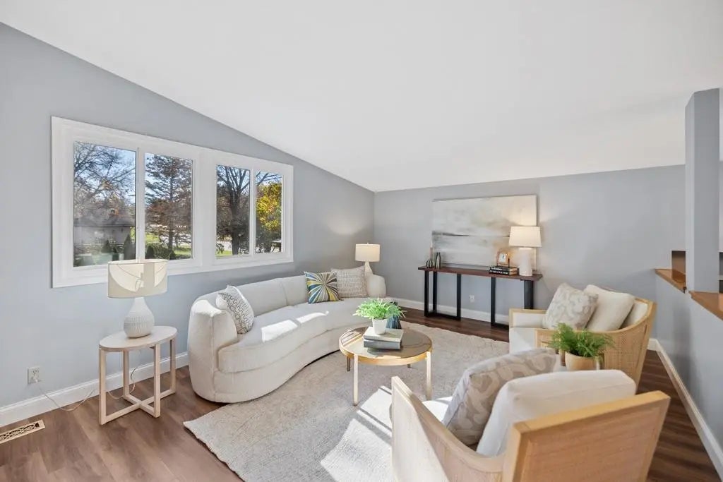 8621 Darnel Road, Eden Prairie