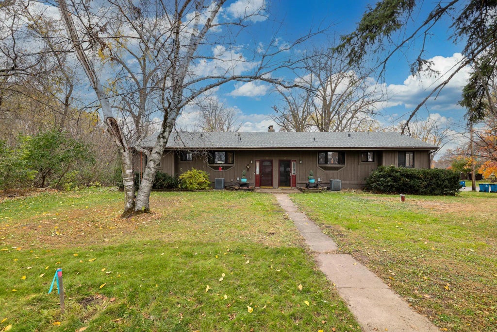 115 Peninsula Road, Medicine Lake