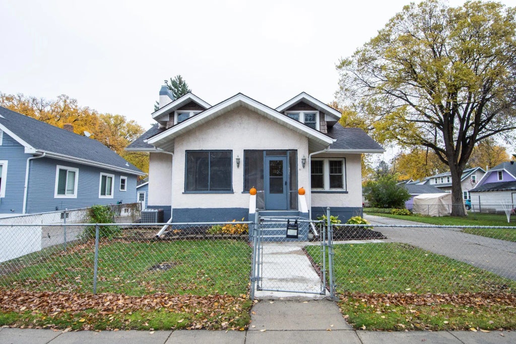 1112 University Drive S, Fargo