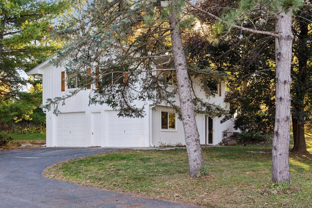 18065 Berry Lane, Deephaven