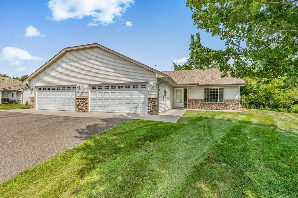 205 Appaloosa Court, Braham