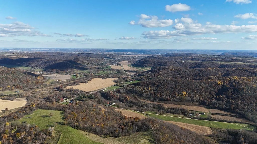 County 6, La Crescent Twp