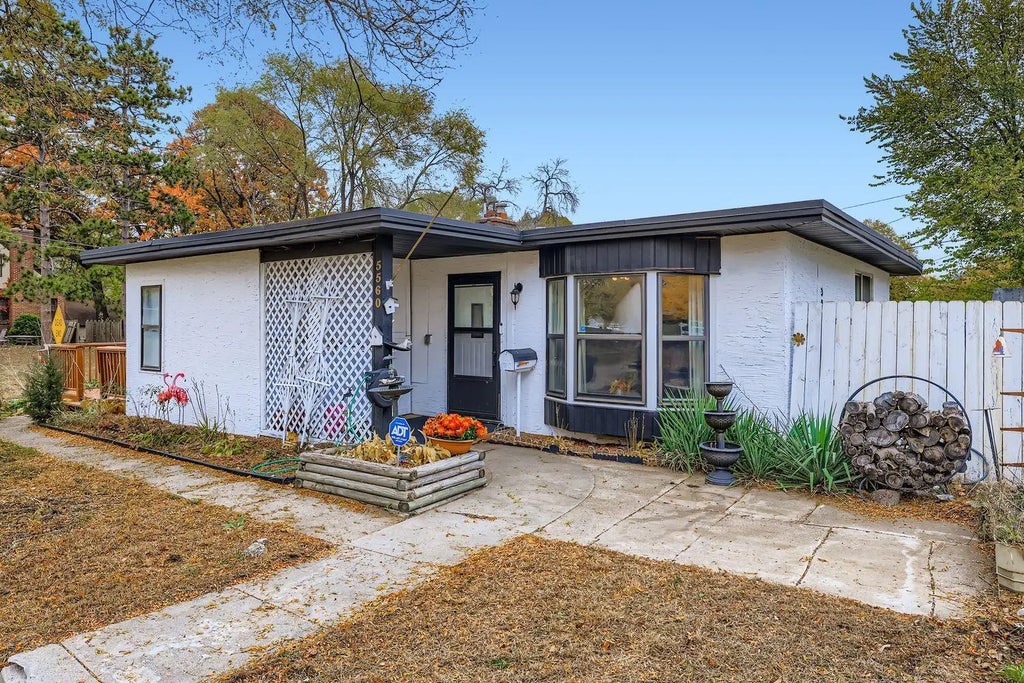 5560 Camden Avenue N, Brooklyn Center