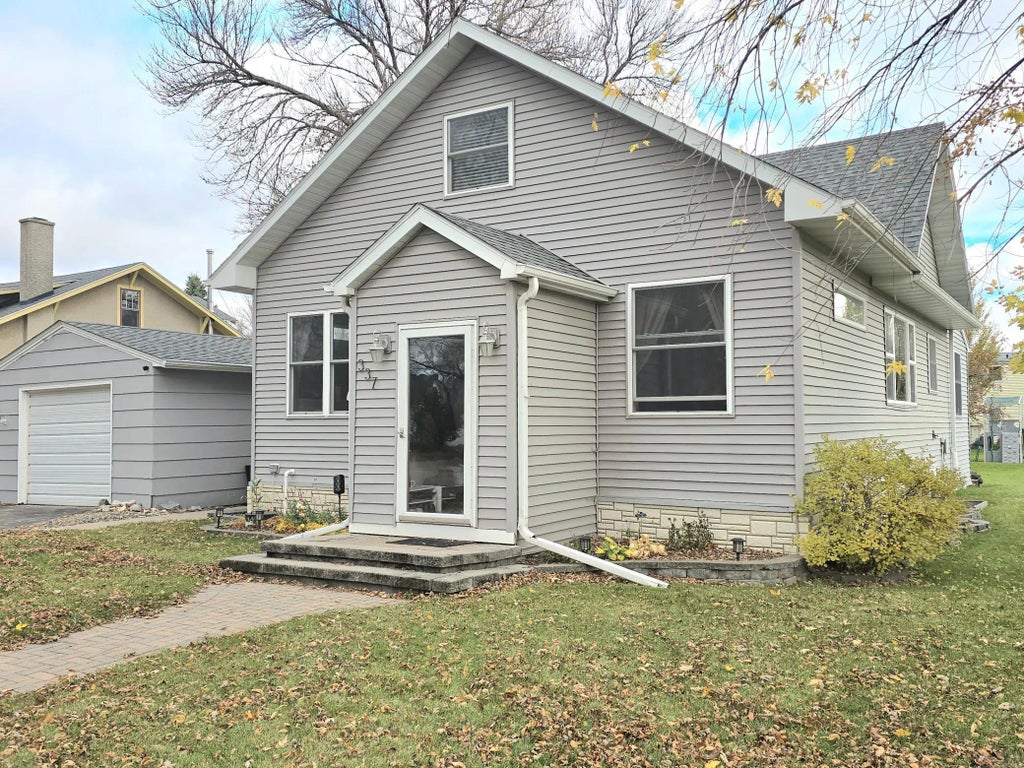 337 2nd Avenue E, Halstad