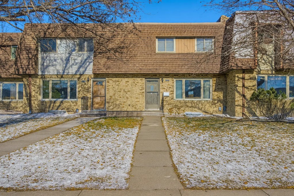 912 Belsly Boulevard, Moorhead