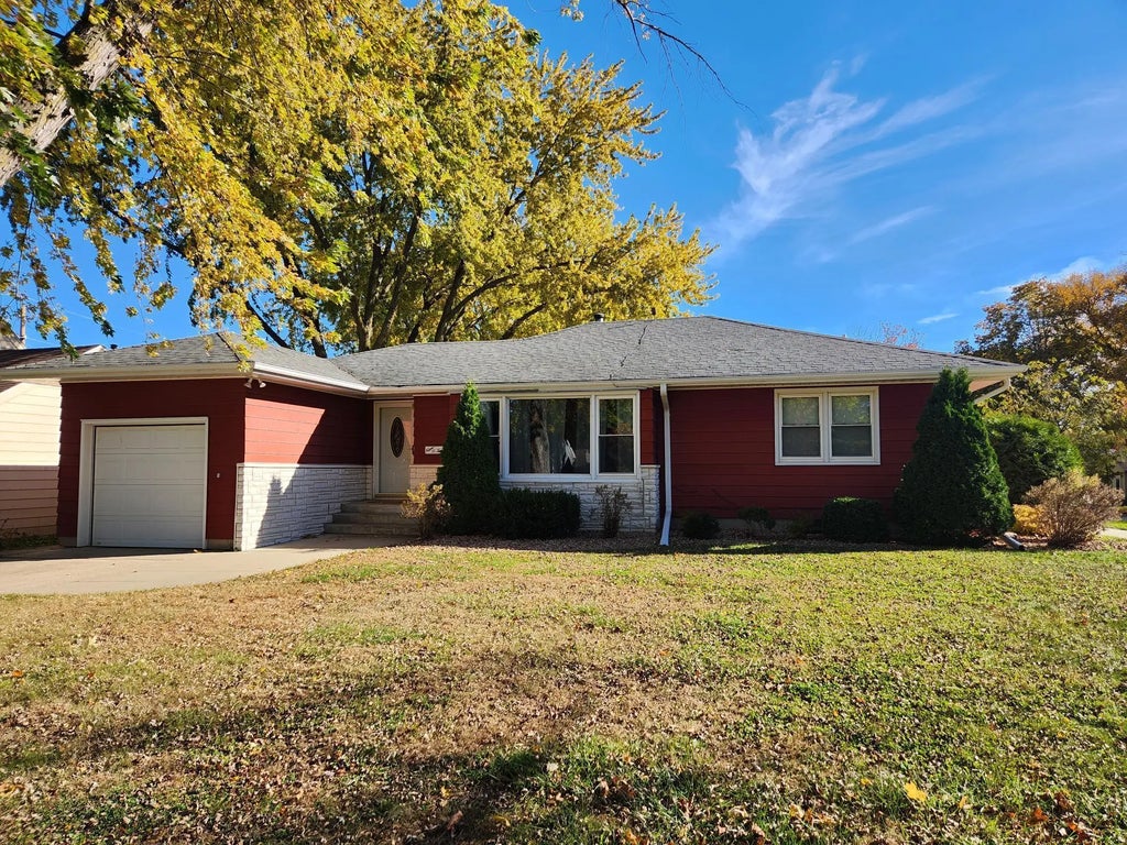 902 Clausen Avenue, Albert Lea