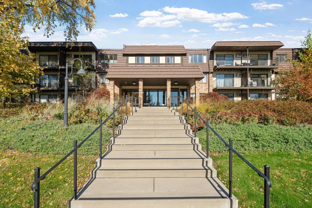 205 Barry Avenue S 114, Wayzata