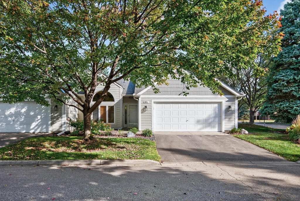 801 Southcross Drive E, Burnsville