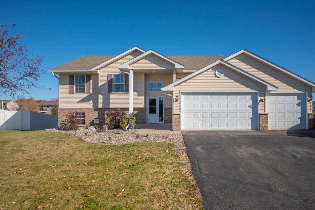 985 Farmers Ridge Trail, Belle Plaine