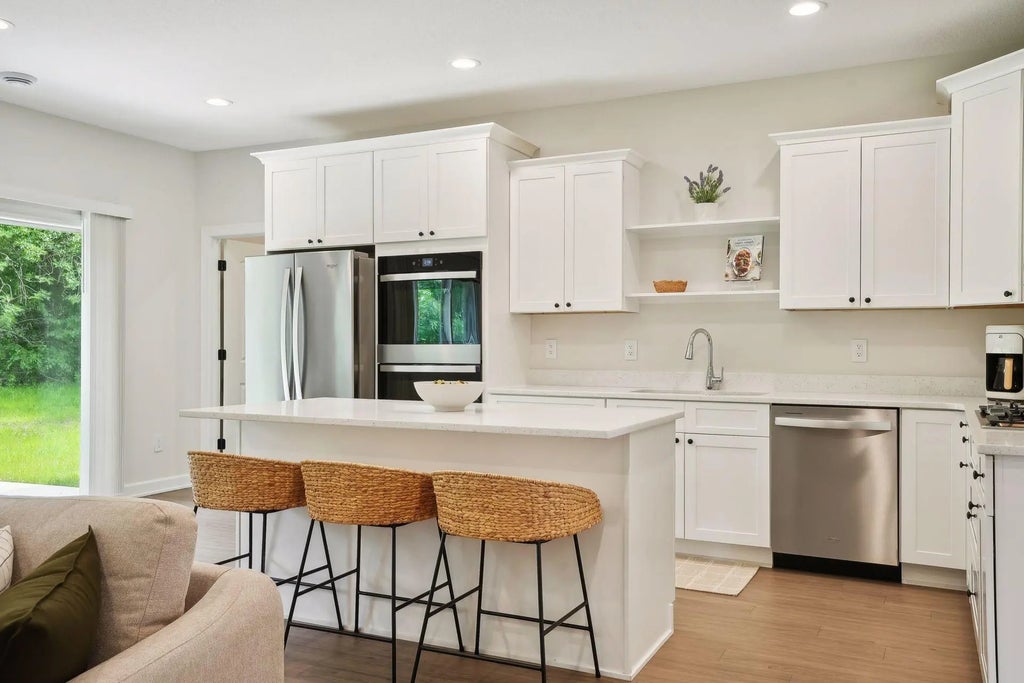 615 Field Point Street, Roberts