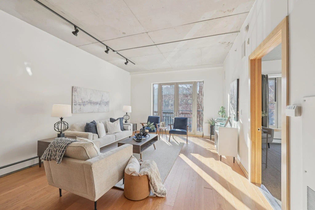 212 1st Street N 202, Minneapolis