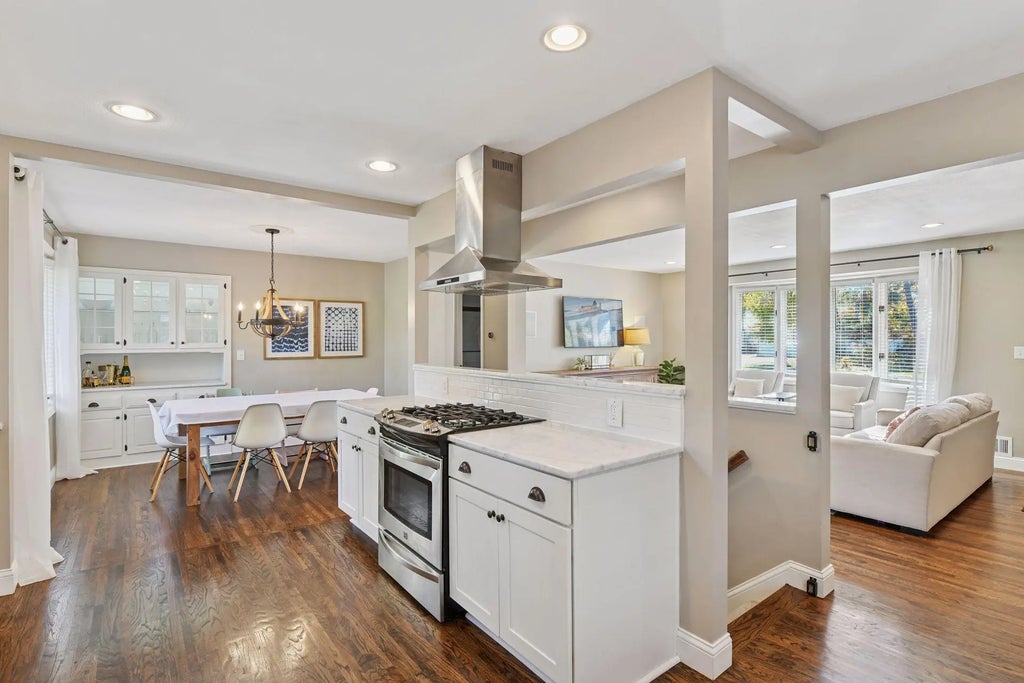 15630 2nd Avenue N, Plymouth