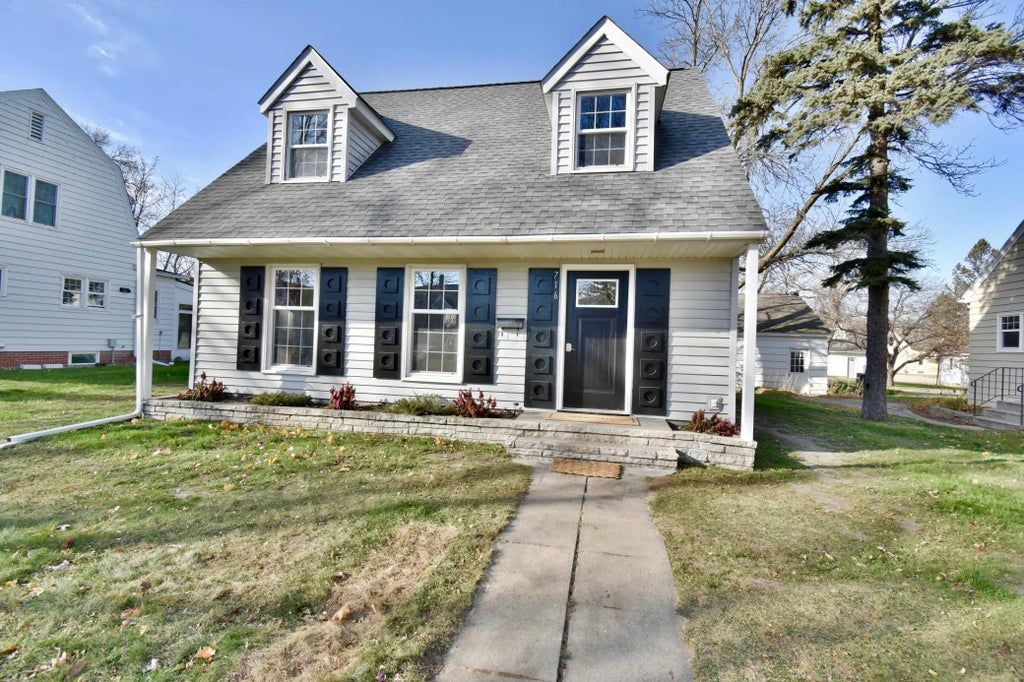 716 Maple Street, Alexandria