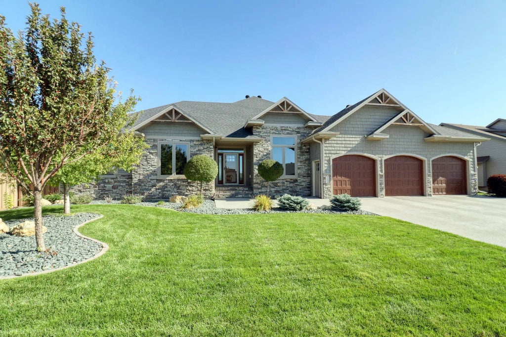 2607 Mcleod Drive E, West Fargo