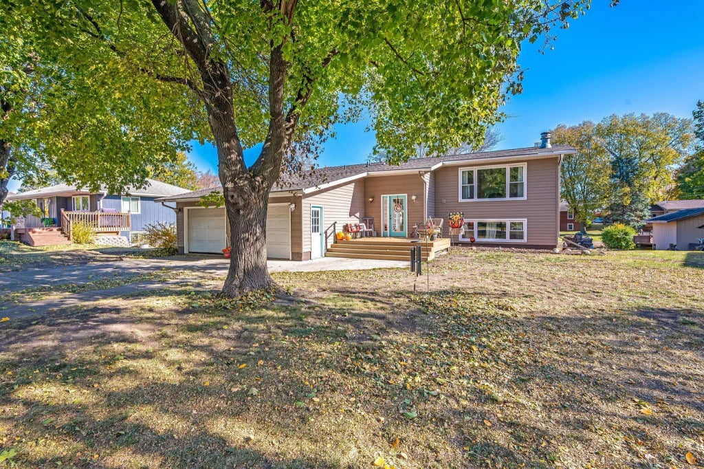 302 N Manyaska Street, Sherburn