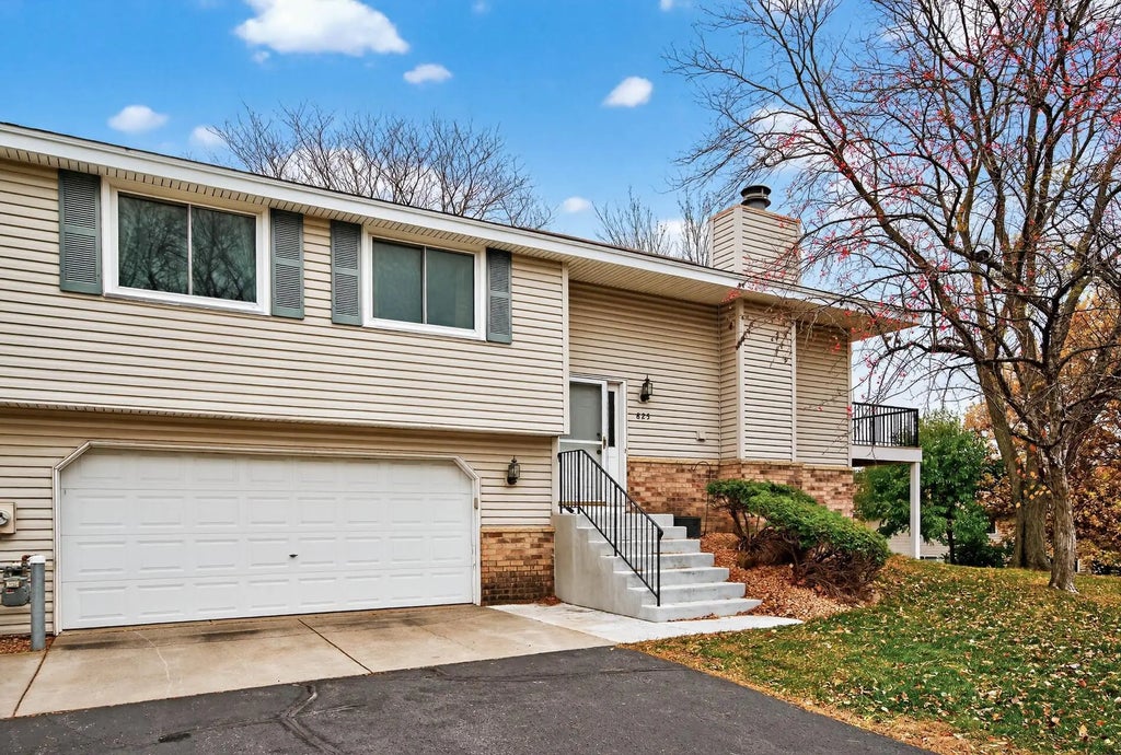 825 Evergreen Circle, Burnsville