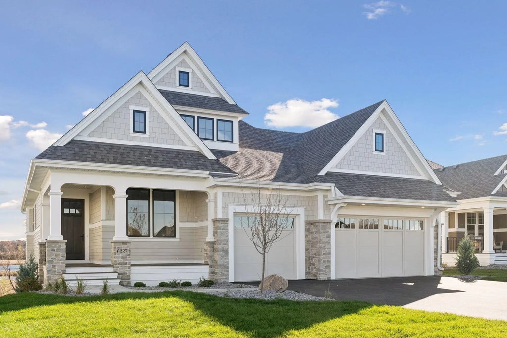 6227 Lakeside Drive, Victoria