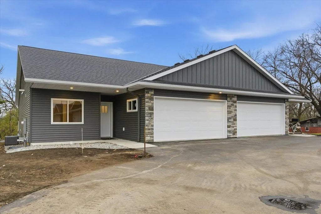 577 Main Street W, Richmond