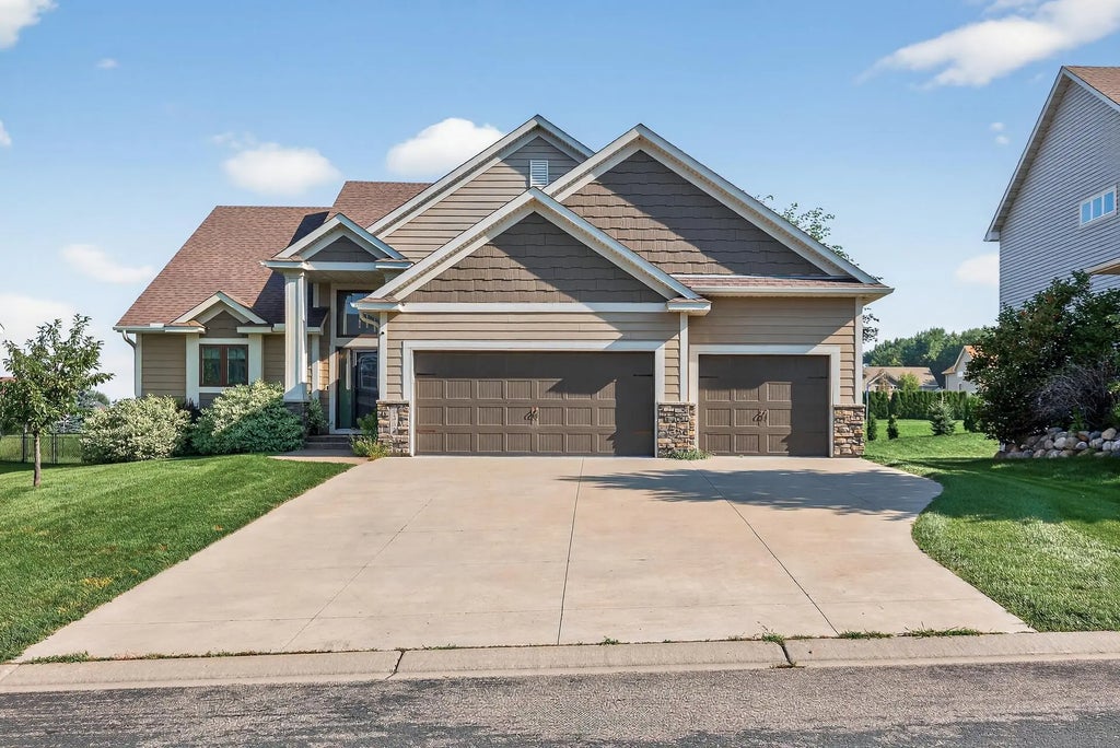 1353 Ridge Lane, Shakopee